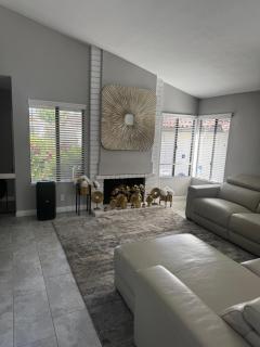 4 bedroom 2 bathroom single family house in Irvine - 2