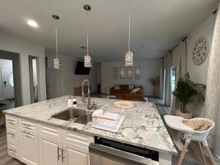 4 bed, 3 bath, 2 half-bath property with screened-in heated pool, 10 minutes drive to Siesta Beach and Downtown Sarasota - 8