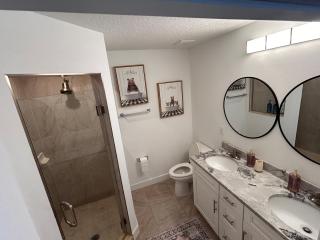 4 bed, 3 bath, 2 half-bath property with screened-in heated pool, 10 minutes drive to Siesta Beach and Downtown Sarasota - 4