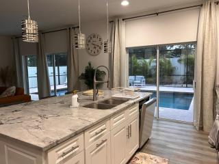 4 bed, 3 bath, 2 half-bath property with screened-in heated pool, 10 minutes drive to Siesta Beach and Downtown Sarasota - 7