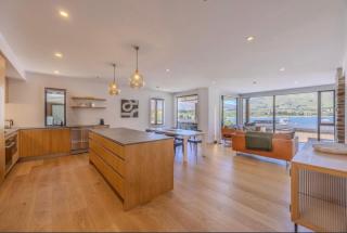 Lakeside Bliss Luxury 3 Bedroom Apartment - 8