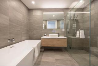 Lakeside Bliss Luxury 3 Bedroom Apartment - 4