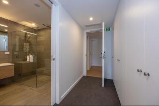 Lakeside Bliss Luxury 3 Bedroom Apartment - 3