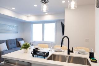Contemporary Comfort 2BR Kitchener Escape - 3