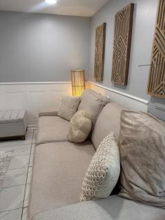 Cozy 2br Stay 15 Min to Downtown Chicago - 8