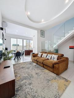 Modern Duplex Apartment with Private Pool & AC Central Malta - 9