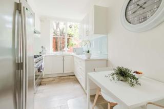 The Rockley Sunlit Urban Apartment in South Yarra - 2