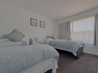 Modern 2BR Home - 1 King & 3 Singles - Near City Centre - 6