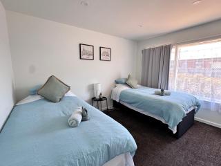 Modern 2BR Home - 1 King & 3 Singles - Near City Centre - 5