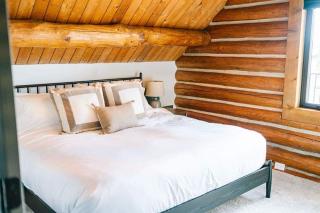 Cozy Island Park Cabin Near Yellowstone - 9