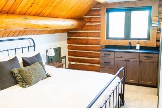 Cozy Island Park Cabin Near Yellowstone - 5