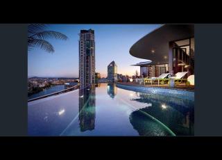Luxury Sky-high CBD Apt with Pool, Gym, Parking - 9