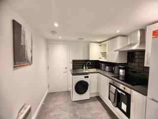 Modern Cosy Stay, En-suite & Free Parking - 1