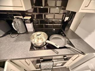 Modern Cosy Stay, En-suite & Free Parking - 3