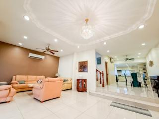 Classic 4-Bedroom Landed House near Ipoh Town with Free Netflix & WiFi - 0