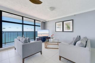 Panoramic Ocean Views 2 Bed Walk to Beach - 0
