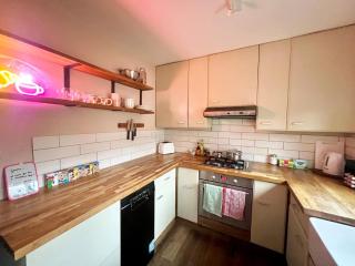 2 Bed House - Near Central Sheffield - Fast Wi-Fi - 2