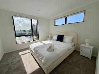 Modern 2 Bedroom Townhouse with Gated and Parking - 5