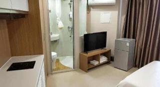 7 Days Premium· Zhoushuizi Airport Wal-Mart - 1