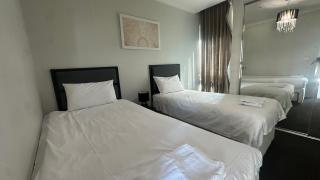 Luxury Heart CBD Top Floor Apartment SPA,GYM, Pool - 4