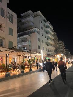 Sun, Sea and Serenity - Beachfront Apt with Sunset Views and Soothing Waves - Durrës - 2