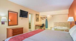 Rodeway Inn & Suites - 4