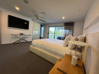 The Waterfront Retreat - Sleeps 16 - 1
