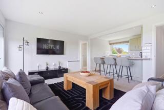 2 bed 2 bath luxe apartment in Hampton in Arden - 9