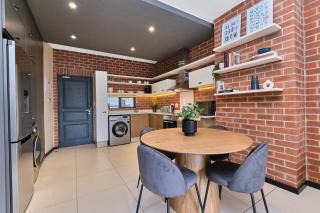 Premium Family Stay - Walkable and Business Ready - 8