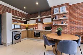 Premium Family Stay - Walkable and Business Ready - 1