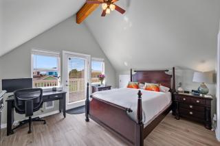 Sunkissed 3BR beach getaway - dog-friendly fenced yard, firepit, glimpse ocean views, near beach access, sleeps 8 - 4