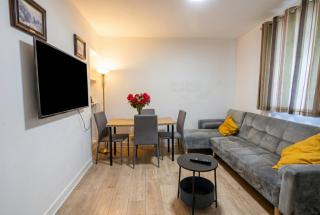 Bright Three Bedroom Home with Free Parking and WiFi - 0