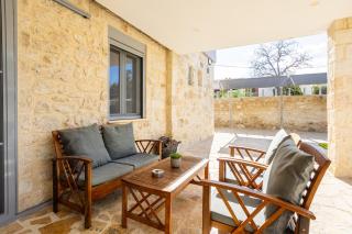 AG Stone Home - Idyllic Beachside Villa in Isthmia - 4