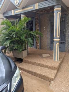 Appartement spacieux et meublé Lomé Togo 4 min de l'aéroport Wifi et Espace aéré Roof Top gratuit Chauffe-eau Compteur Electrique personnalisé Gaz butane disponibles dont chargement à charge du voyageur - 1