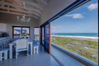 Spacious 4 Bedroom on the Beach - 9