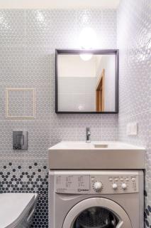 Designer Library House Studio, Walk to Old Town - 8