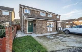 Tranquil Turquoise - 3 Bed House With Parking - 2