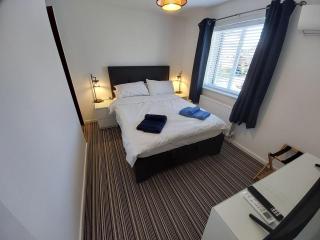 2 beds, AC, fully enclosed patio, private parking - 4