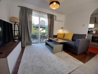 2 beds, AC, fully enclosed patio, private parking - 3