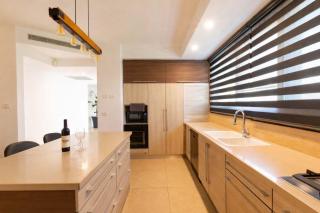 O&O Group -Beachside Villa w Private Jacuzzi - 9