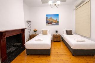 Stylish 3BR2B Terrace - 3 Free Parking - City Skyline View & Garden - Walk to Melbourne CBD & QVM - 6