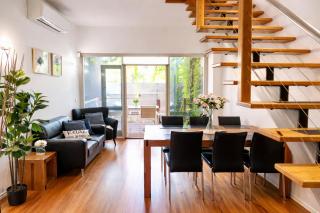 Stylish 3BR2B Terrace - 3 Free Parking - City Skyline View & Garden - Walk to Melbourne CBD & QVM - 2