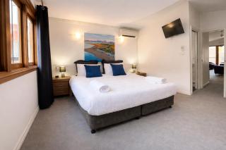 Stylish 3BR2B Terrace - 3 Free Parking - City Skyline View & Garden - Walk to Melbourne CBD & QVM - 8