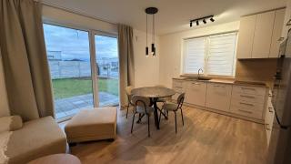 Moderný dom s kuchyňou, záhradou a parkovaním - 9