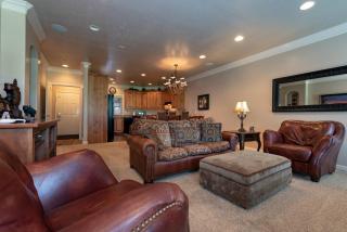 Powder Palace LS44 Ski Getaway Hot Tub & Games - 1