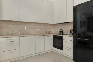 Air-Conditioned Apartment with Parking and Balcony by Noclegi Renters - 8