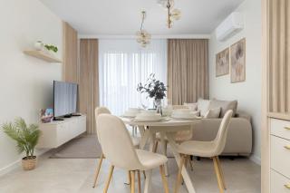 Air-Conditioned Apartment with Parking and Balcony by Noclegi Renters - 2