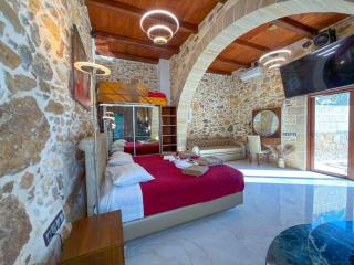 Heated Private Ozone Salt Pool, Jacuzzi, Cinema Inside & Outside, Ping Pong, Billiard, Ps5, Playground, Giant Chess, Giant Monopoly, Table Football, 3x Surround Sound - Villa Rokka Luxe - 2