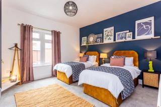 Boho Chic - Stylish Home in City Centre, Sleeps 4 - 8