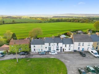 2 Bed Cottage with Garden & Stunning Field Views - 5